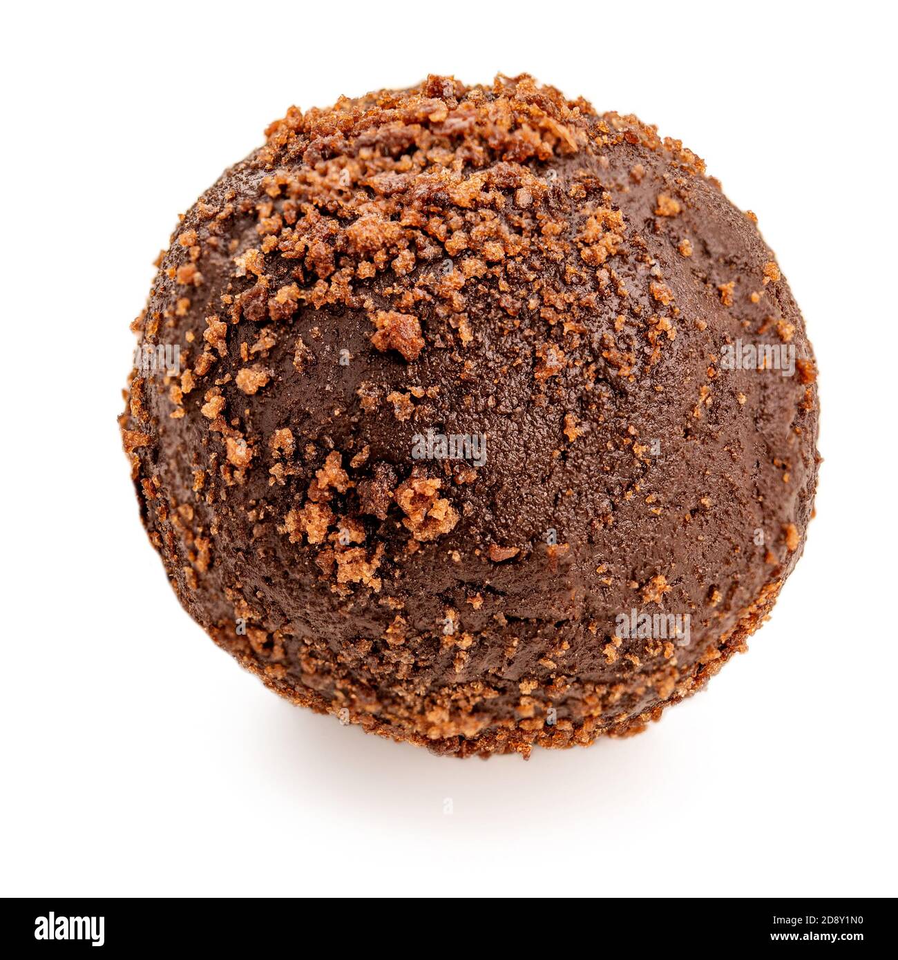 Caramelo de trufa de chocolate cubierto con cacao aislado sobre fondo blanco, macro Foto de stock