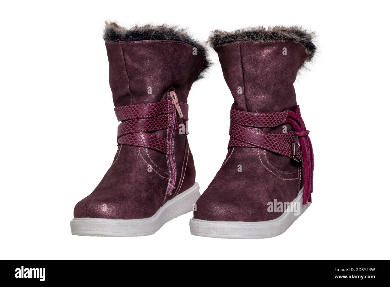 Botas de invierno para niños. Primer plano de un par de elegantes botas de  invierno de piel violeta de ante y forrado con piel marrón. Niñas zapatos de  invierno moda nuevas tendencias