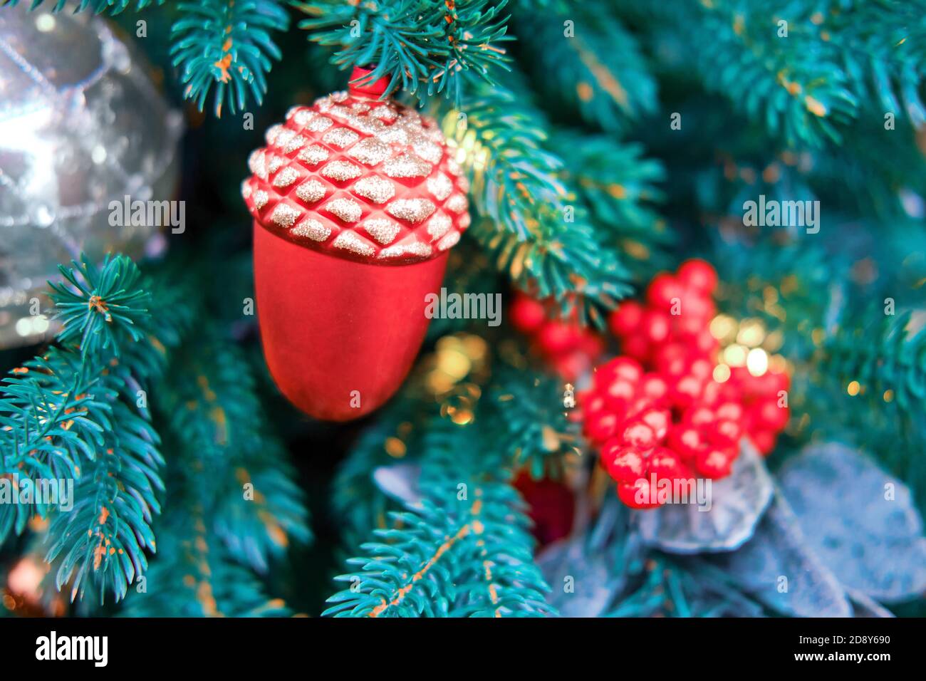 Árbol de Navidad verde con bellota roja, decoraciones de Navidad en año  nuevo Fotografía de stock - Alamy