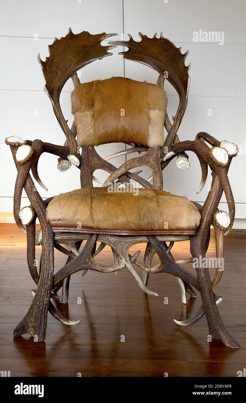Una silla hecha con los cuernos de ciervo, artesanías del Sur Tirol  Fotografía de stock - Alamy