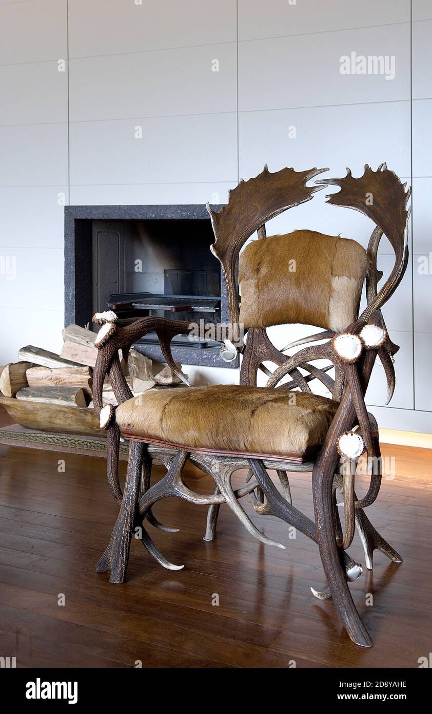 Una silla hecha con los cuernos de ciervo, artesanías del Sur Tirol  Fotografía de stock - Alamy