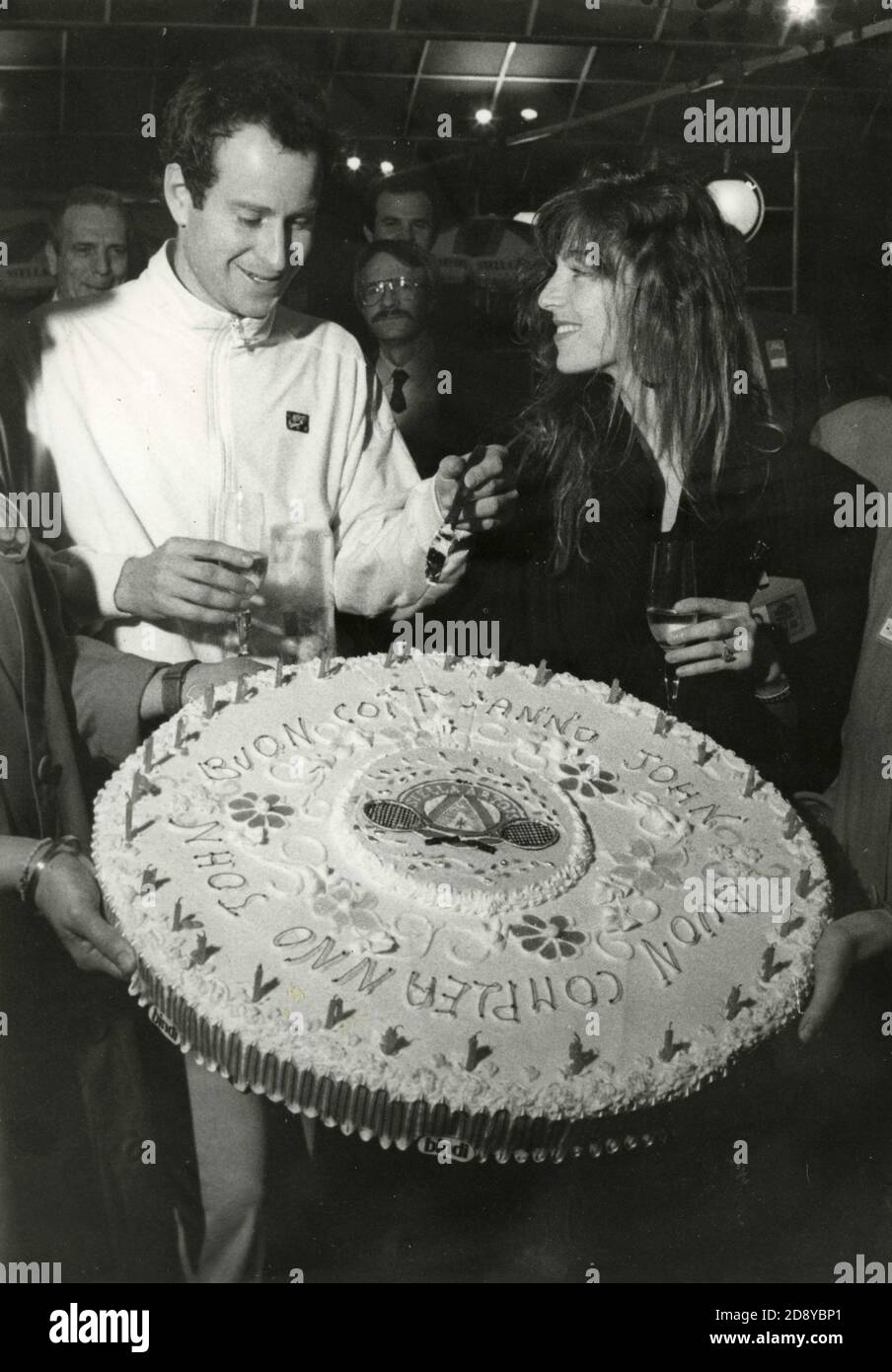 El tenista estadounidense John McEnroe y la esposa Tatum o'Neal con su pastel de cumpleaños, 1980 Foto de stock