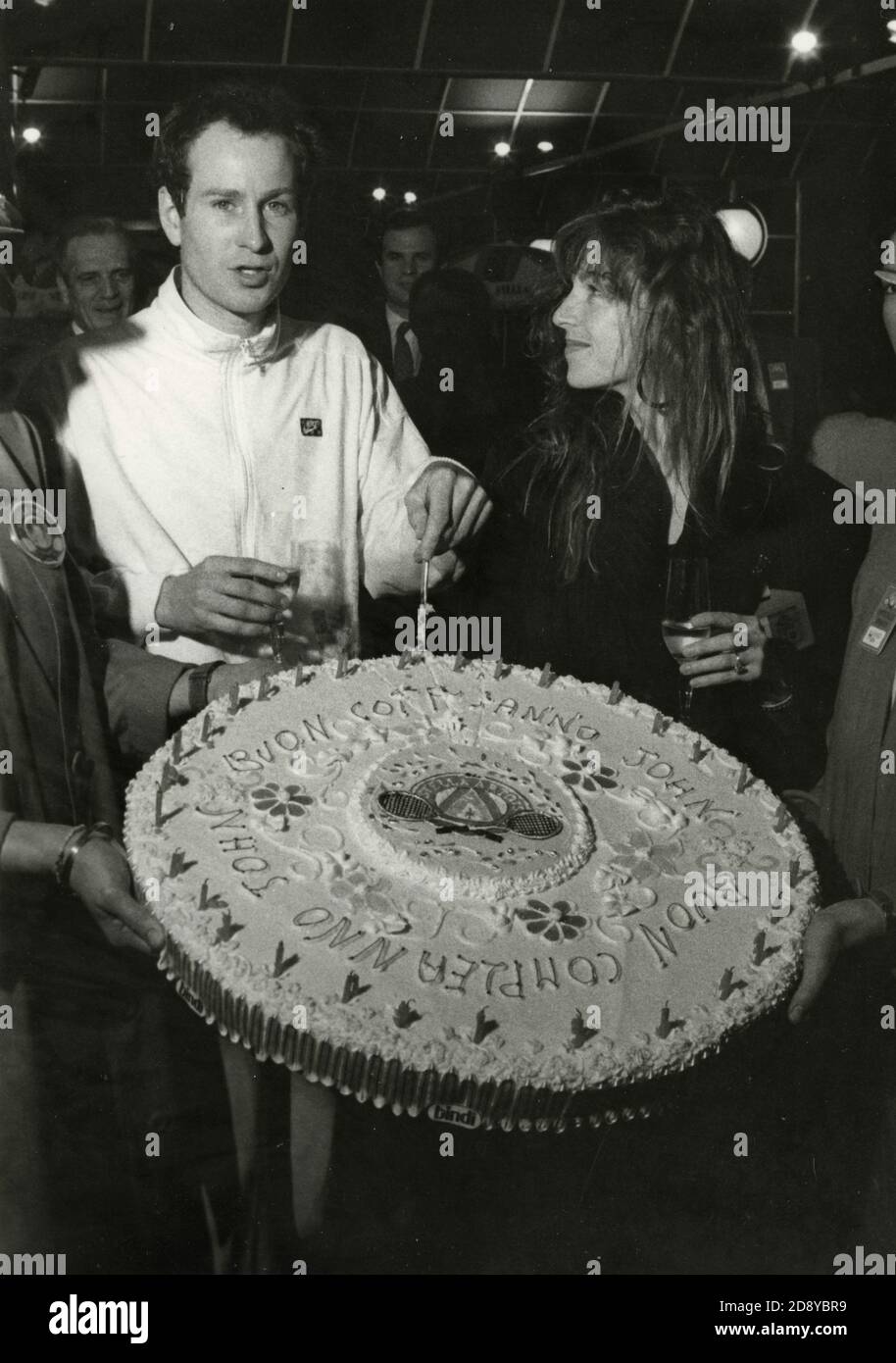 El tenista estadounidense John McEnroe y la esposa Tatum o'Neal con su pastel de cumpleaños, 1980 Foto de stock