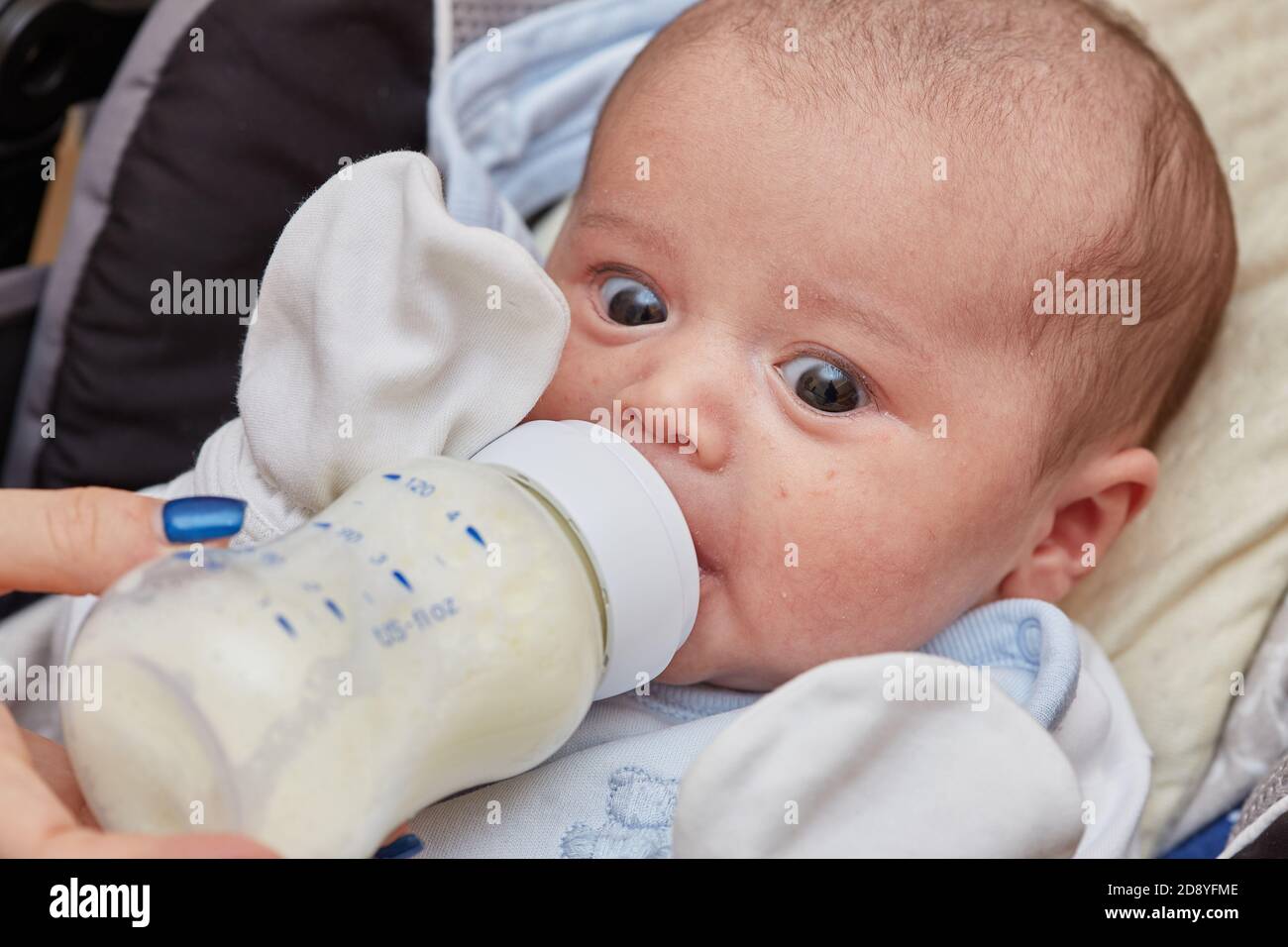 primer plano del recién nacido de 2 meses. hay comida para bebés, leche de  un biberón. pequeña profundidad del área de enfoque. enfoque selectivo  Fotografía de stock - Alamy