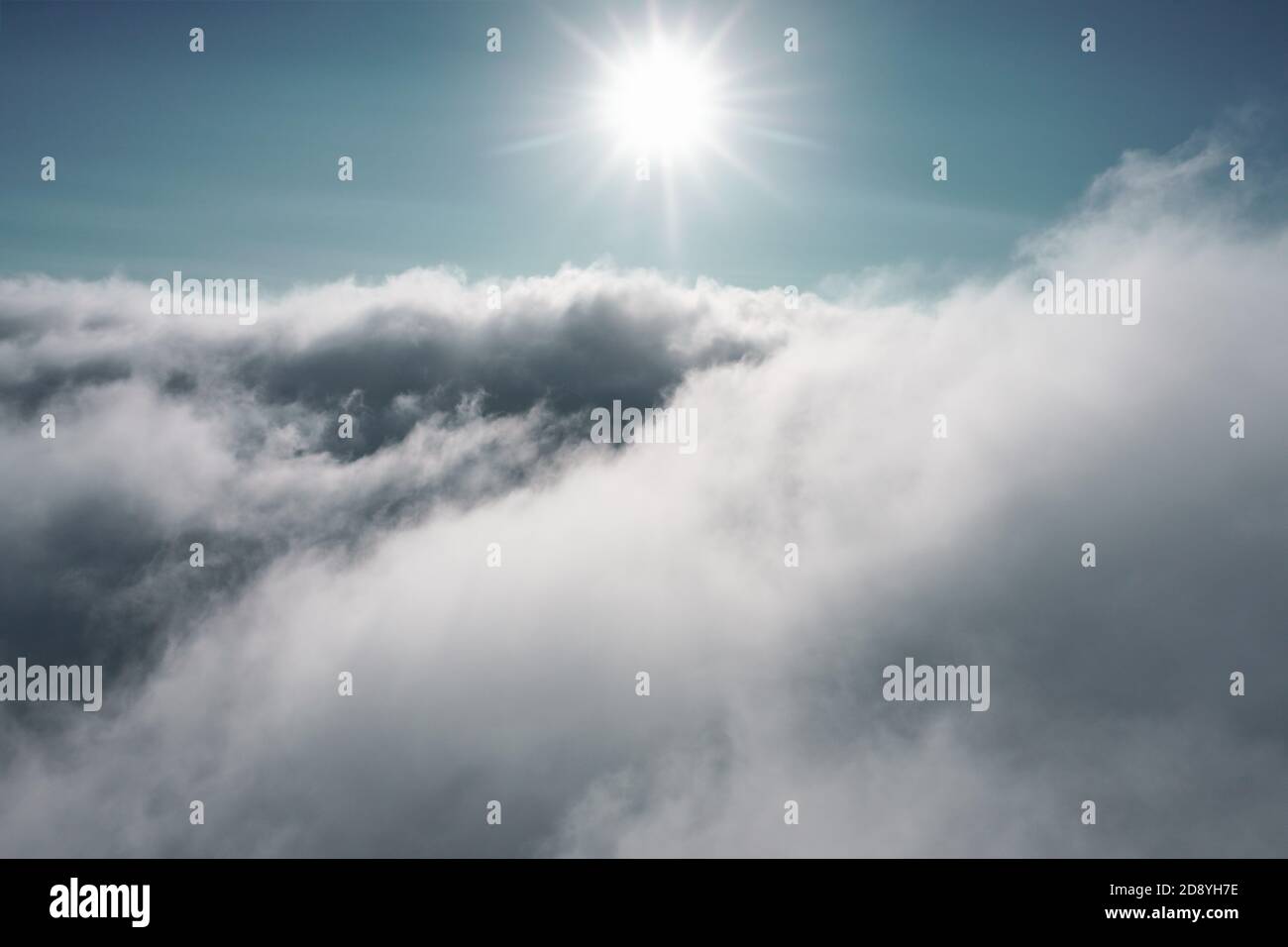 Nubes en el cielo con el sol brillando. Fotografía aérea de aventura al aire libre, vista mientras parapente por encima de las nubes. Foto de stock