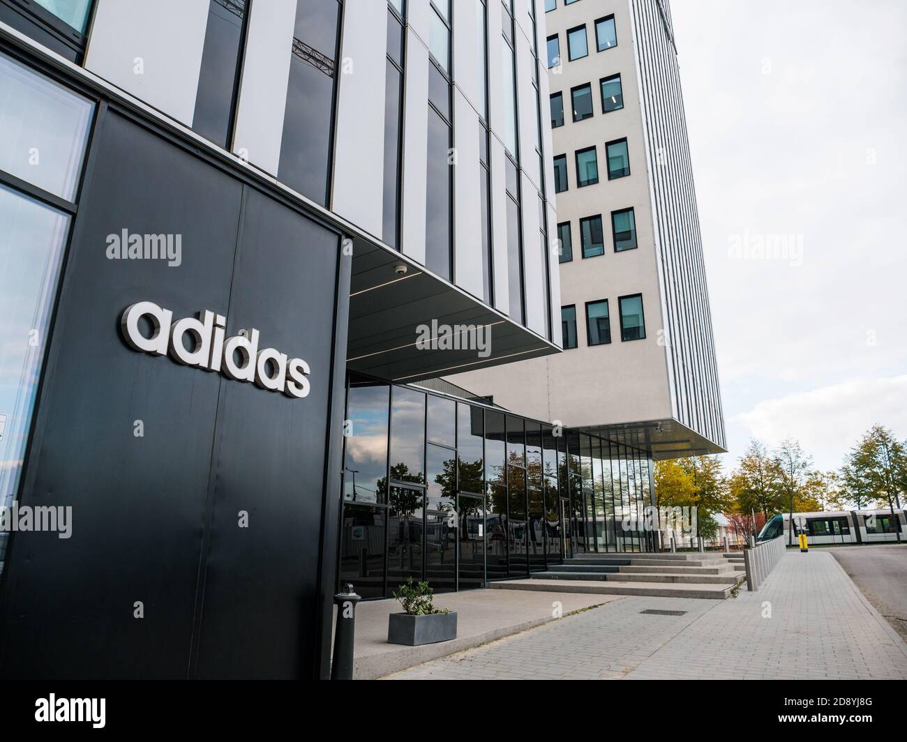 Estrasburgo, Francia - 18 de octubre de 2020: Vista en ángulo bajo del  logotipo de Adidas Sportswear en la fachada de la sede europea en  Estrasburgo Fotografía de stock - Alamy