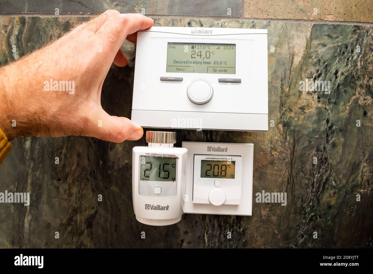 Paris, Francia - Oct 25, 2020: POV man mostrando dispositivos Vaillant IoT  - VRC 700f termostatos de compensación meteorológica, válvula termostática  VR50 y termostato de sala Ambisense VR51 Fotografía de stock - Alamy