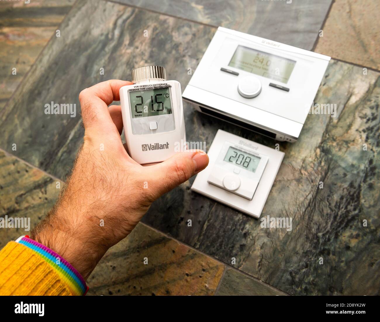 Paris, Francia - Oct 25, 2020: POV man mostrando dispositivos Vaillant IoT  dispositivo - VRC 700f termostato de compensación de tiempo, VR50 válvula  termostática y Ambisense VR51 termostato de habitación Fotografía de stock  - Alamy