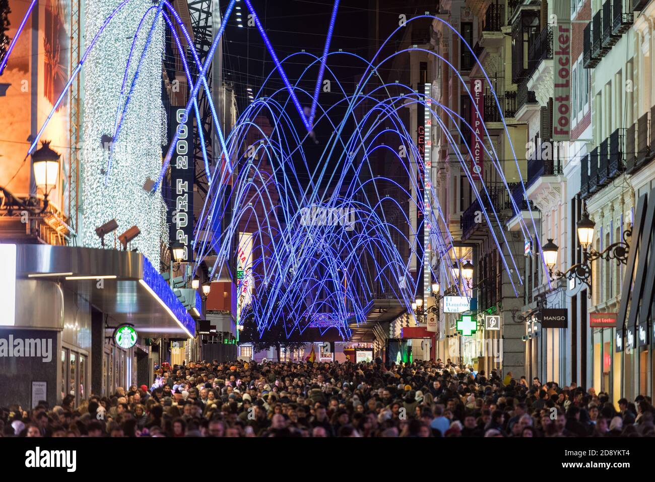 MADRID, ESPAÑA - 4 DE ENERO de 2020: Multitud de personas se reúnen en la calle Preciados de Madrid bajo las luces navideñas. Foto de stock