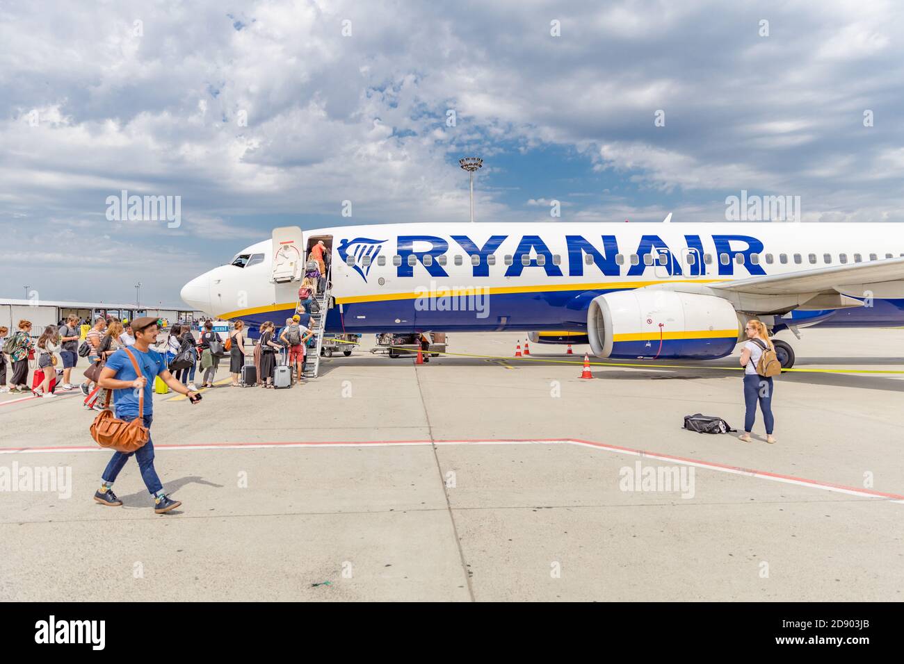 Provence, Francia - 10.10.19: Ryanair avión en el aeropuerto. Capitán piloto saludos. Boeing 737-800. Ryanair. Aerolíneas con tarifas bajas. Foto de stock