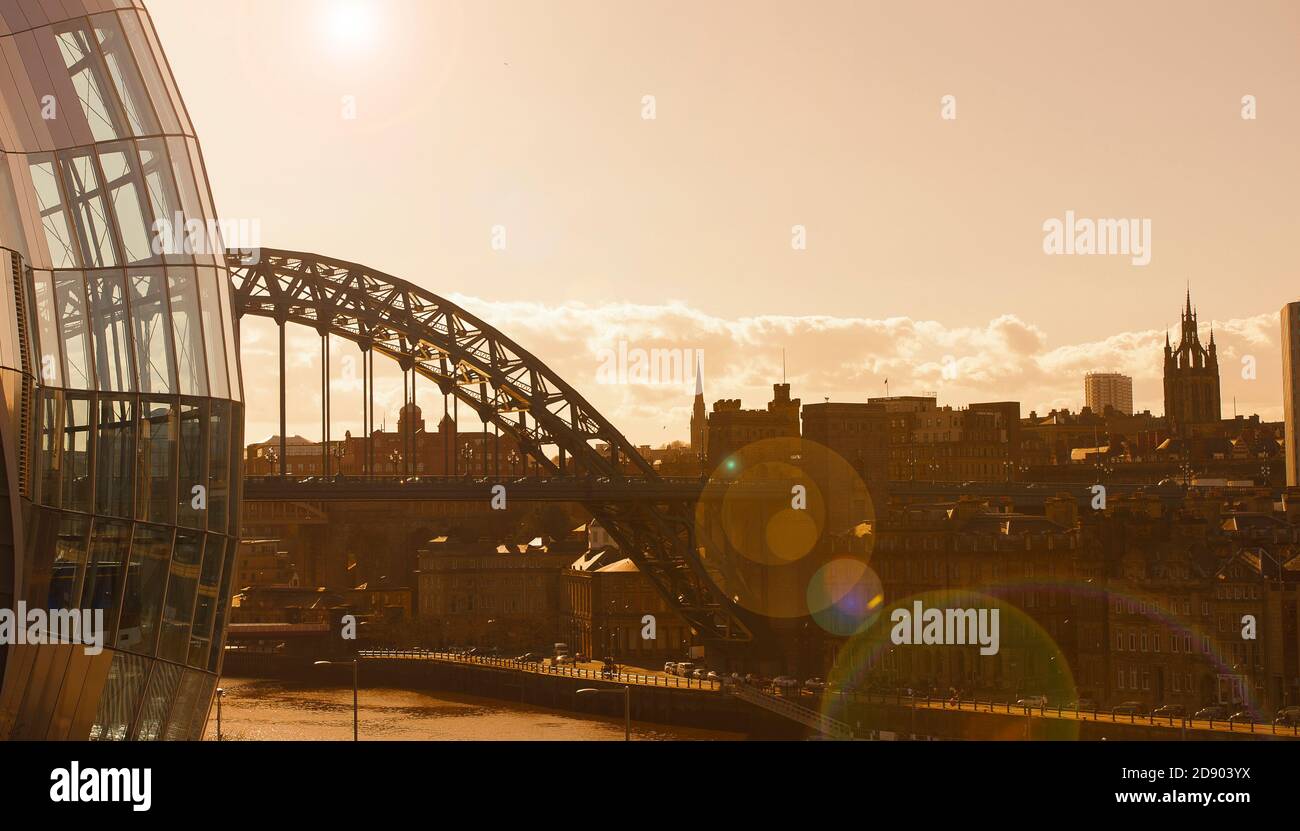 Vista del Sage Gateshead, sala de conciertos y el puente Tyne cruzando desde Gateshead a Newcastle upon Tyne, en el noreste de Inglaterra. Foto de stock