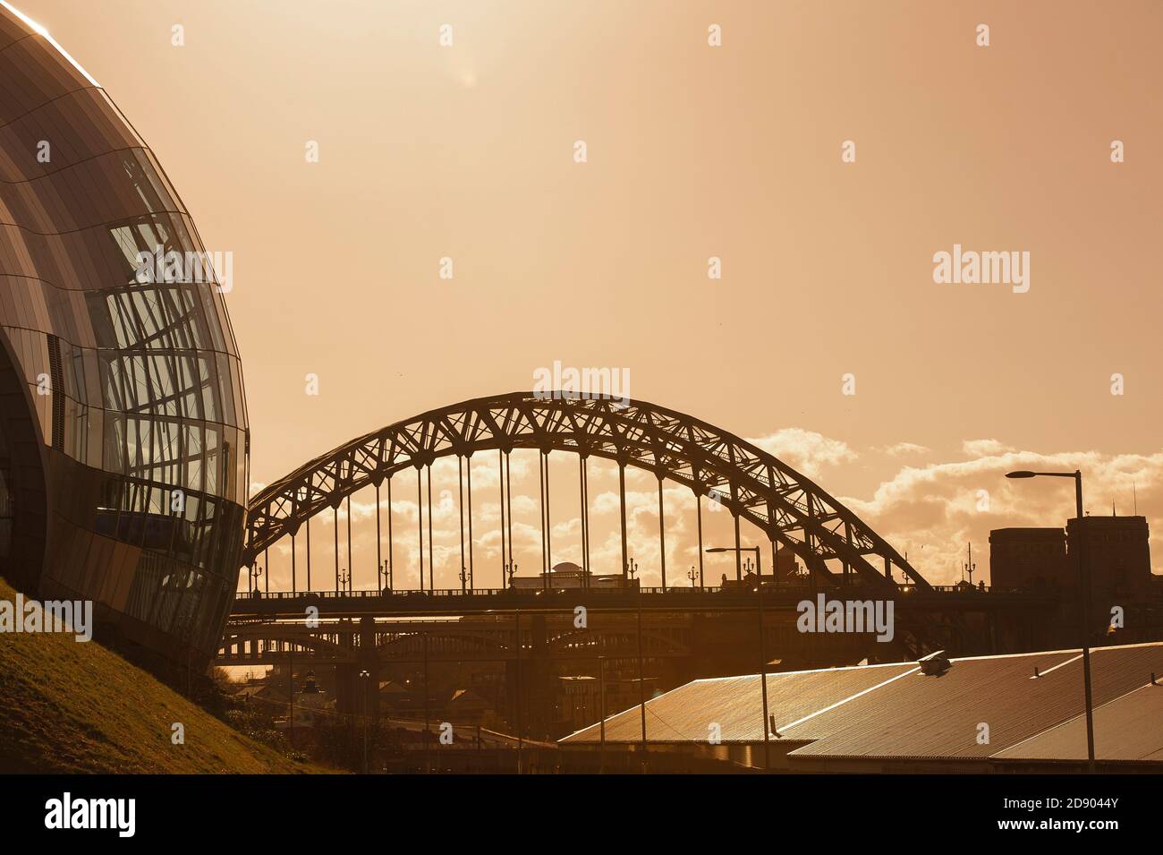 Vista del Sage Gateshead, sala de conciertos y el puente Tyne cruzando desde Gateshead a Newcastle upon Tyne, en el noreste de Inglaterra. Foto de stock