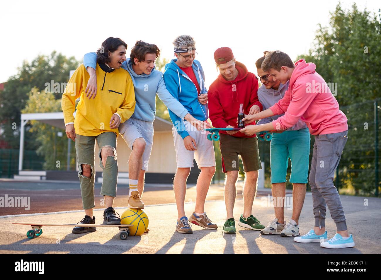 los chicos jóvenes caucásicos tienen un fantástico juego de baloncesto  activo, chicos guapos con ropa informal reunidos para celebrar la  competencia Fotografía de stock - Alamy