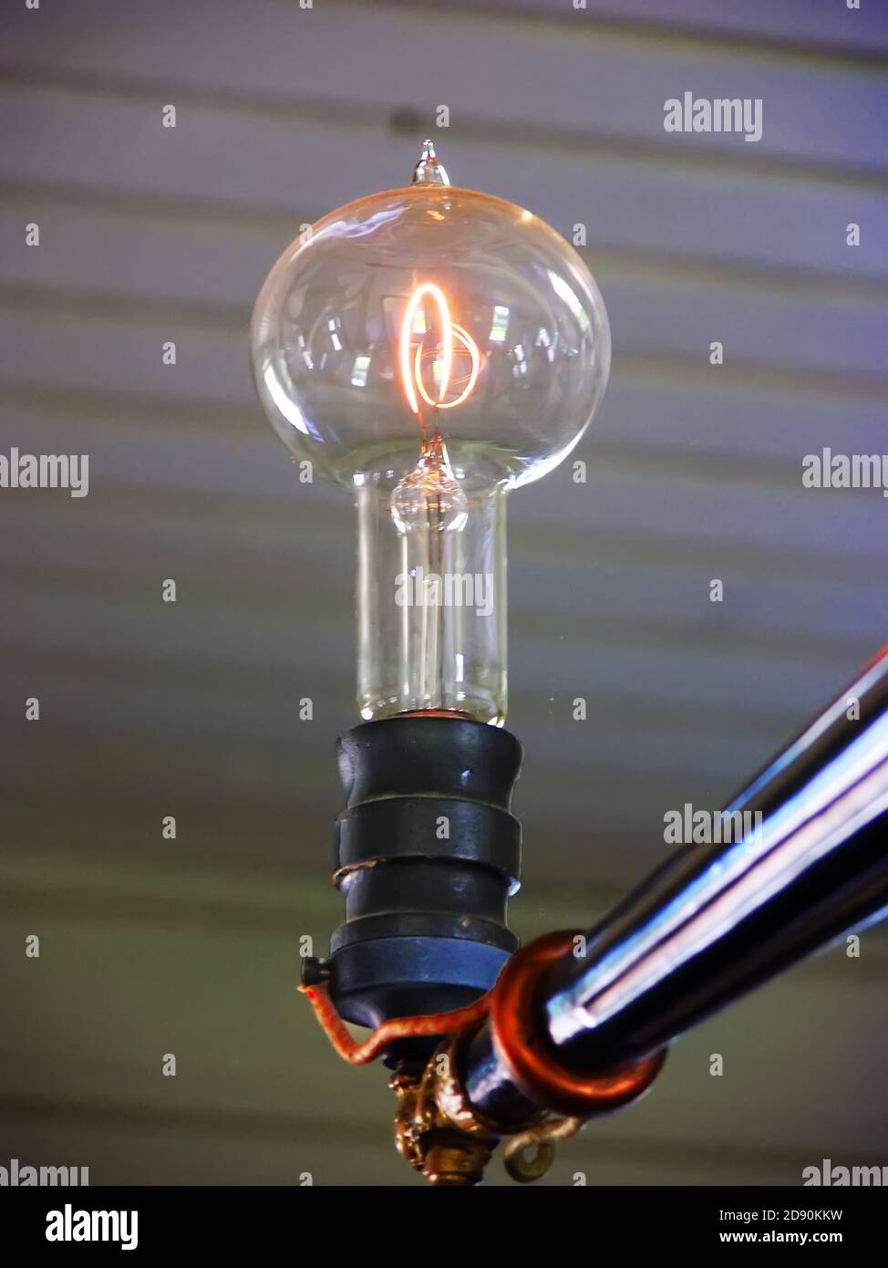 Primera bombilla inventada por Thomas Edison en Menlo Park Oficina y  biblioteca en la histórica Greenfield Village y Henry Ford Museo situado en  Dearborn M Fotografía de stock - Alamy