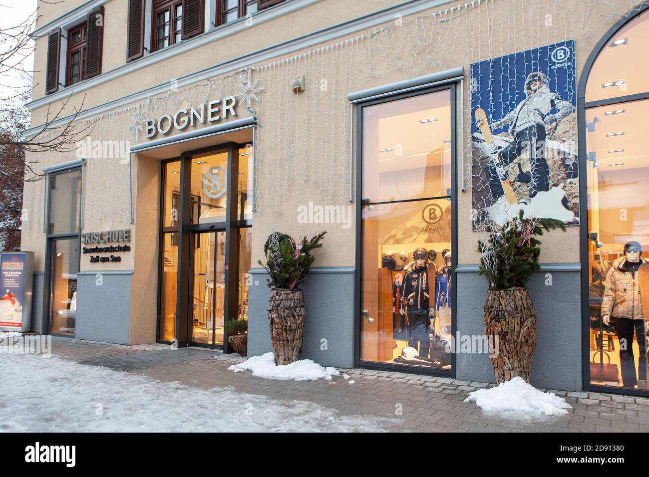 Austria / Zell am See - Febrero 05 2013: Ventana de la tienda Bogner, una colección de invierno premium de ropa de esquí. Concepto de compras, moda, preparación Foto de stock