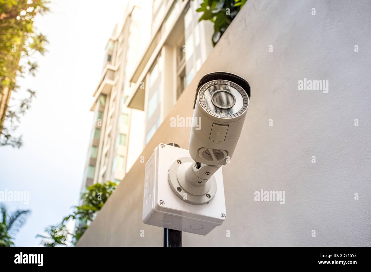 cámara de seguridad en el edificio exterior Foto de stock