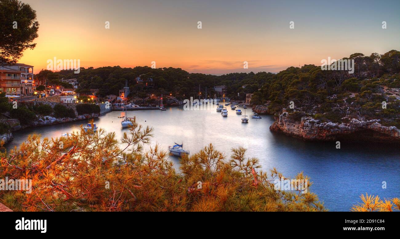 Hermosa Cala Figuera en Mallorca al atardecer Foto de stock