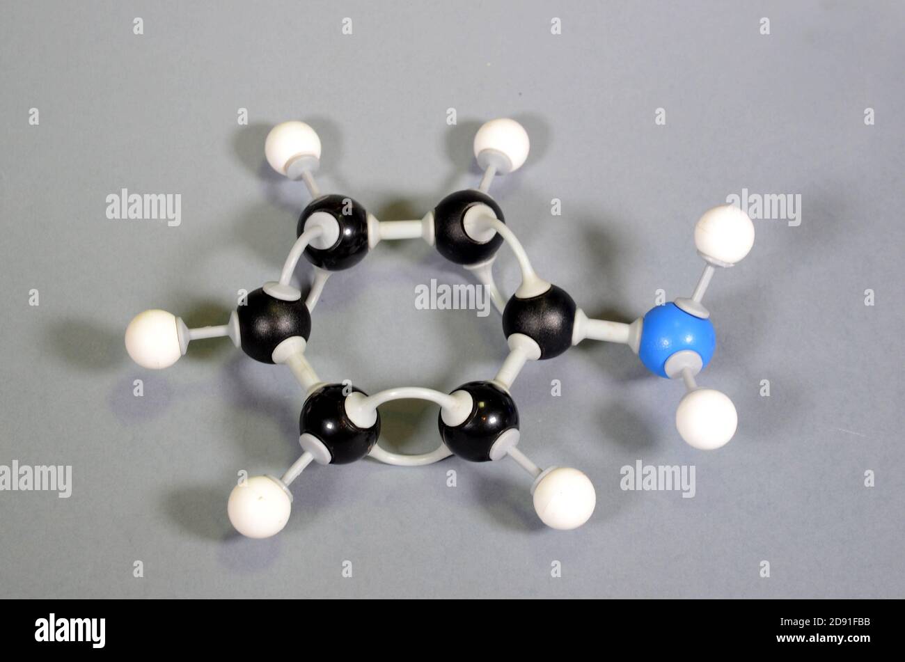 Modelo de molécula de anilina Foto de stock