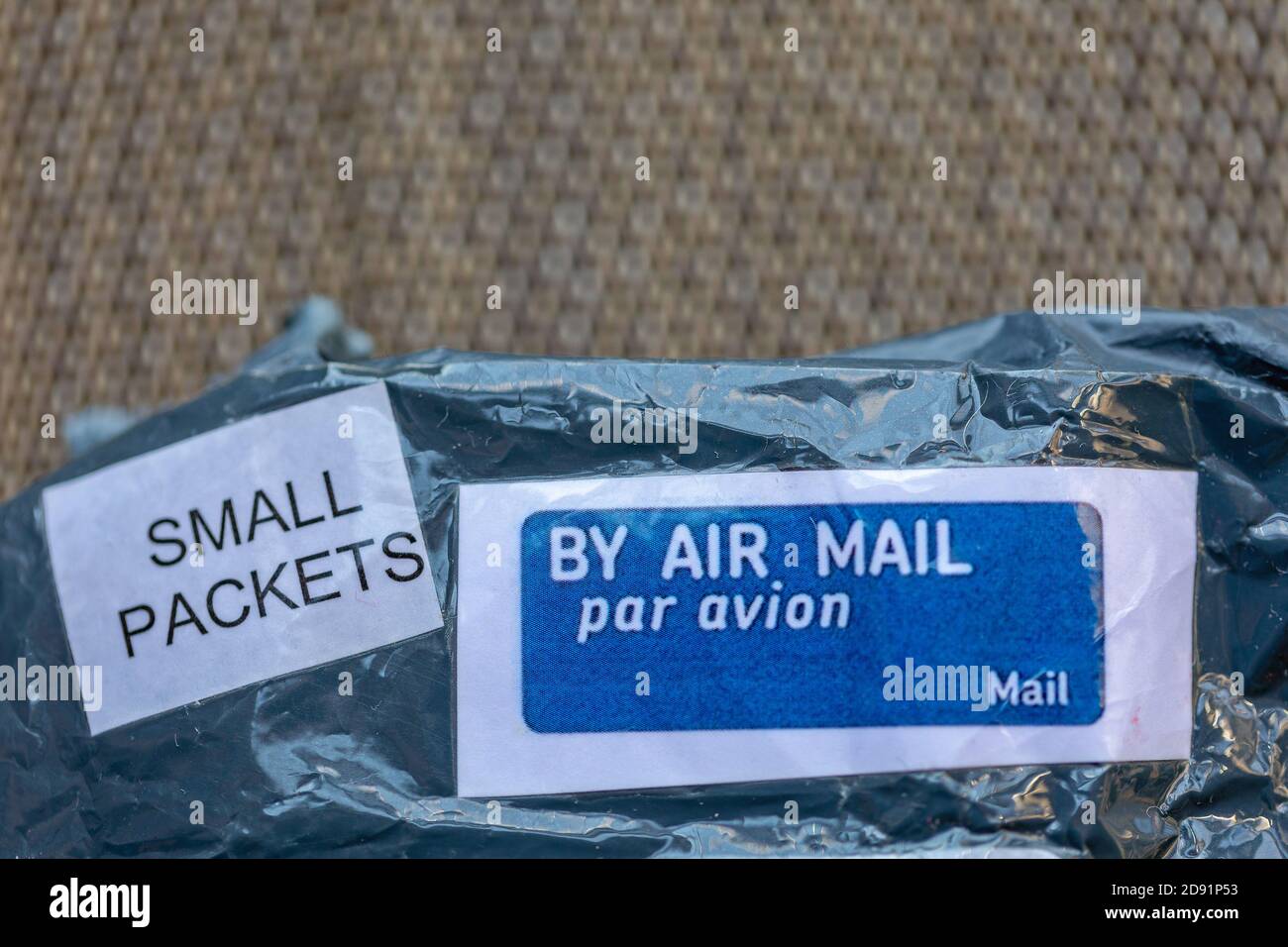 Envío de paquetes pequeños por correo aéreo Fotografía de stock - Alamy