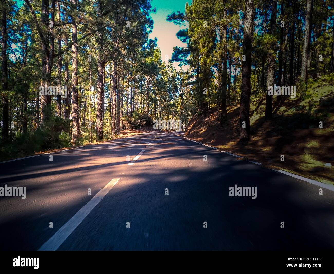 Largo asfalto carretera vista del suelo y concepto de viaje - montaña y paisaje del cielo - viaje por carretera al aire libre en un lugar pintoresco antecedentes Foto de stock