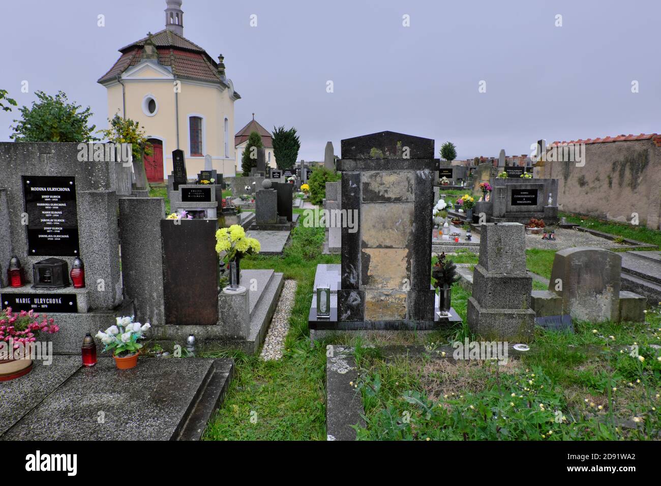 Un cementerio en Liban, República Checa, antes del Día de las Almas el 1 de noviembre de 2020. (Foto CTK/Tomas pekny) Foto de stock