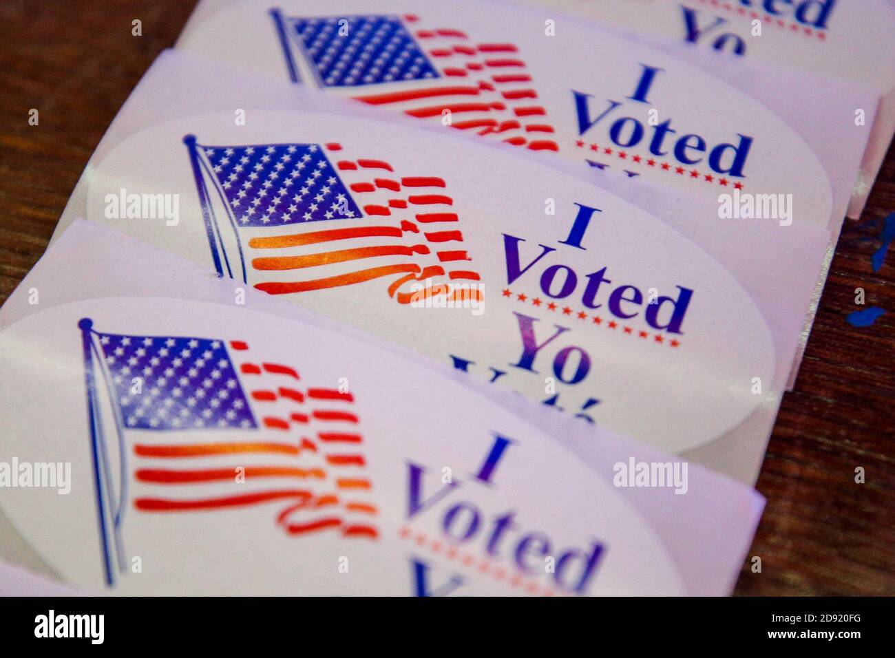 Washington, DC, EE.UU. 2 de noviembre de 2020. Pegatinas para entregar a  los votantes en una mesa electoral establecida en Capital One Arena para  las próximas elecciones generales de 2020. El día