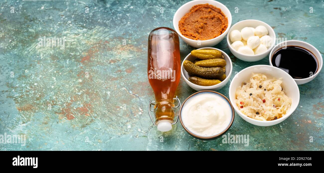 Muchos productos fermentados sobre fondo turquesa claro Foto de stock