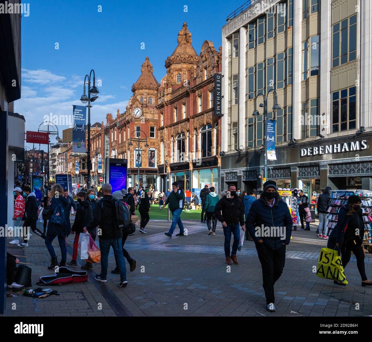 Compradores en Briggate en el centro de la ciudad de Leeds poco antes del cierre de COVID durante un mes que entrará en vigor el 5 de noviembre de 2020. Foto de stock