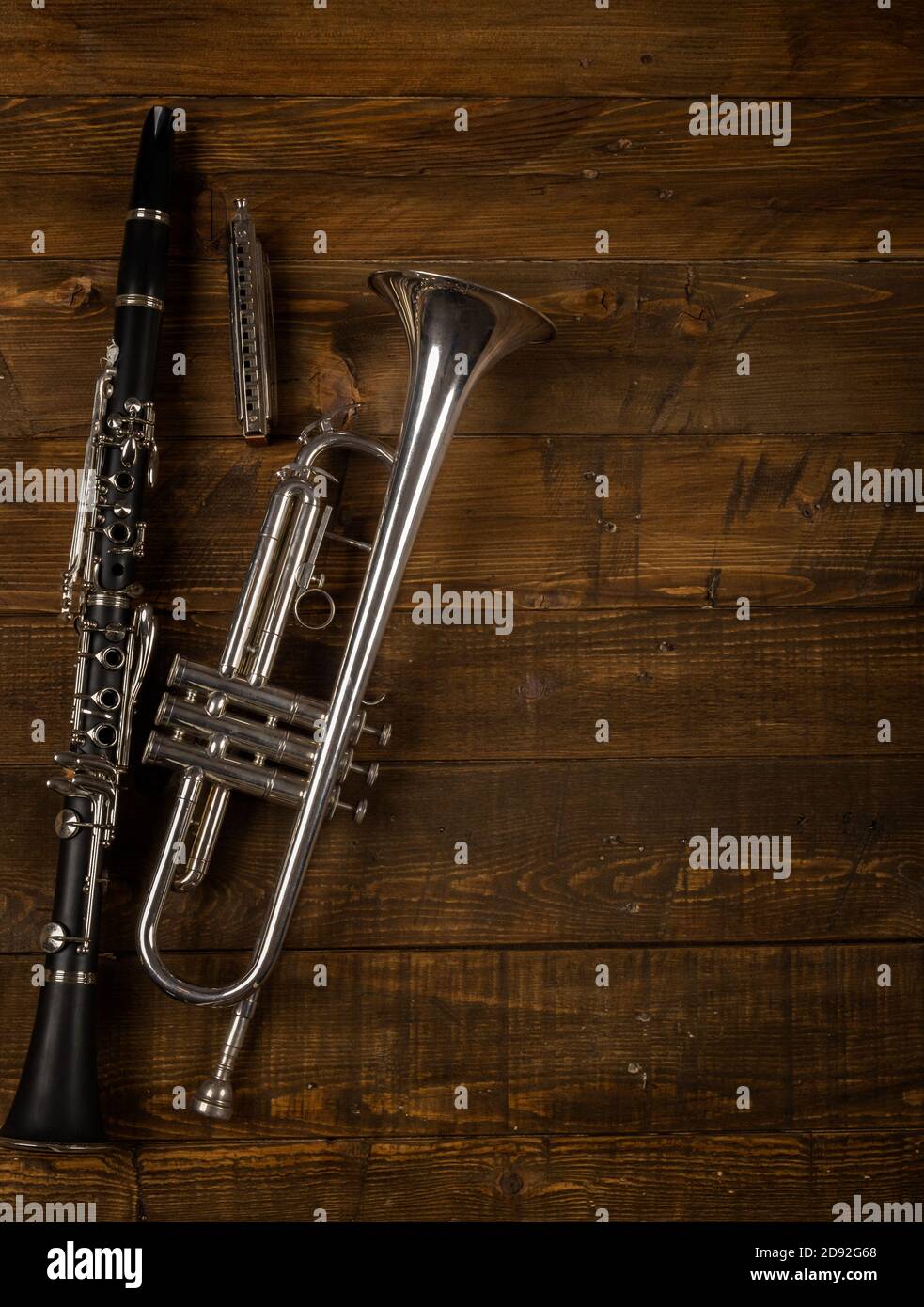 instrumentos de viento de fondo de madera Fotografía de stock - Alamy