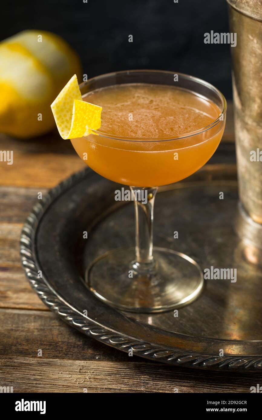 Cóctel refrescante de Brandy Champs Elysees con limón y Chartreuse  Fotografía de stock - Alamy