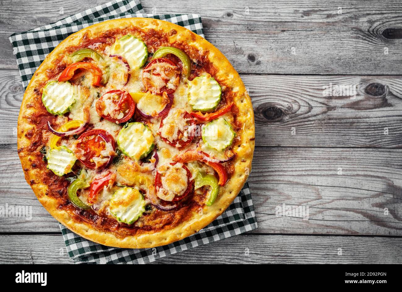 Vista superior de deliciosa y saludable pizza vegetariana Foto de stock