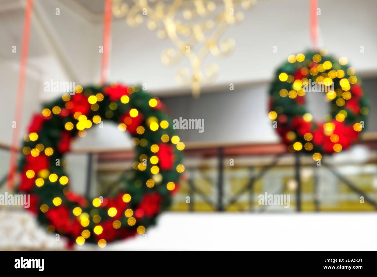 Vista desbocada de las coronas de Navidad colgantes con guirnaldas en el  centro comercial. Fondo borroso con luces bokeh Fotografía de stock - Alamy