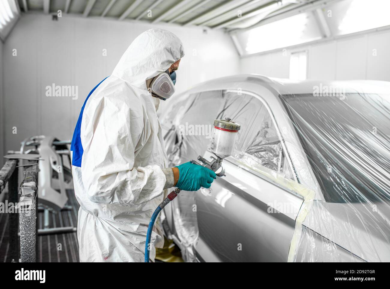 Carrocería, trabajos de pintura, procedimiento de pintura de coches en el  servicio de coches, taller de pintura de carrocerías Fotografía de stock -  Alamy