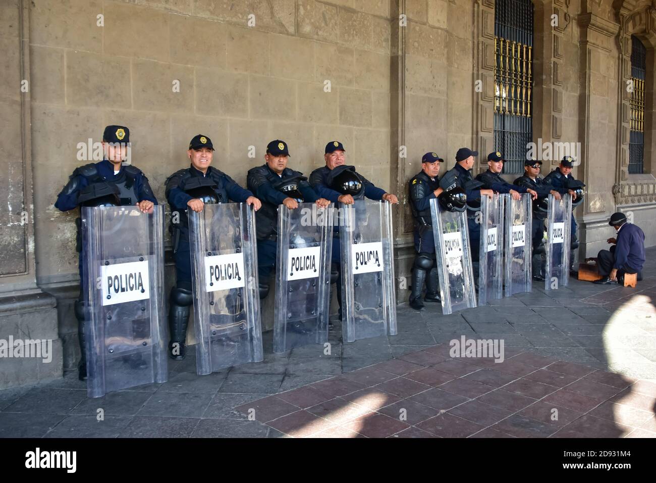 Oficiales de policía con escudos de seguridad en la Ciudad de México