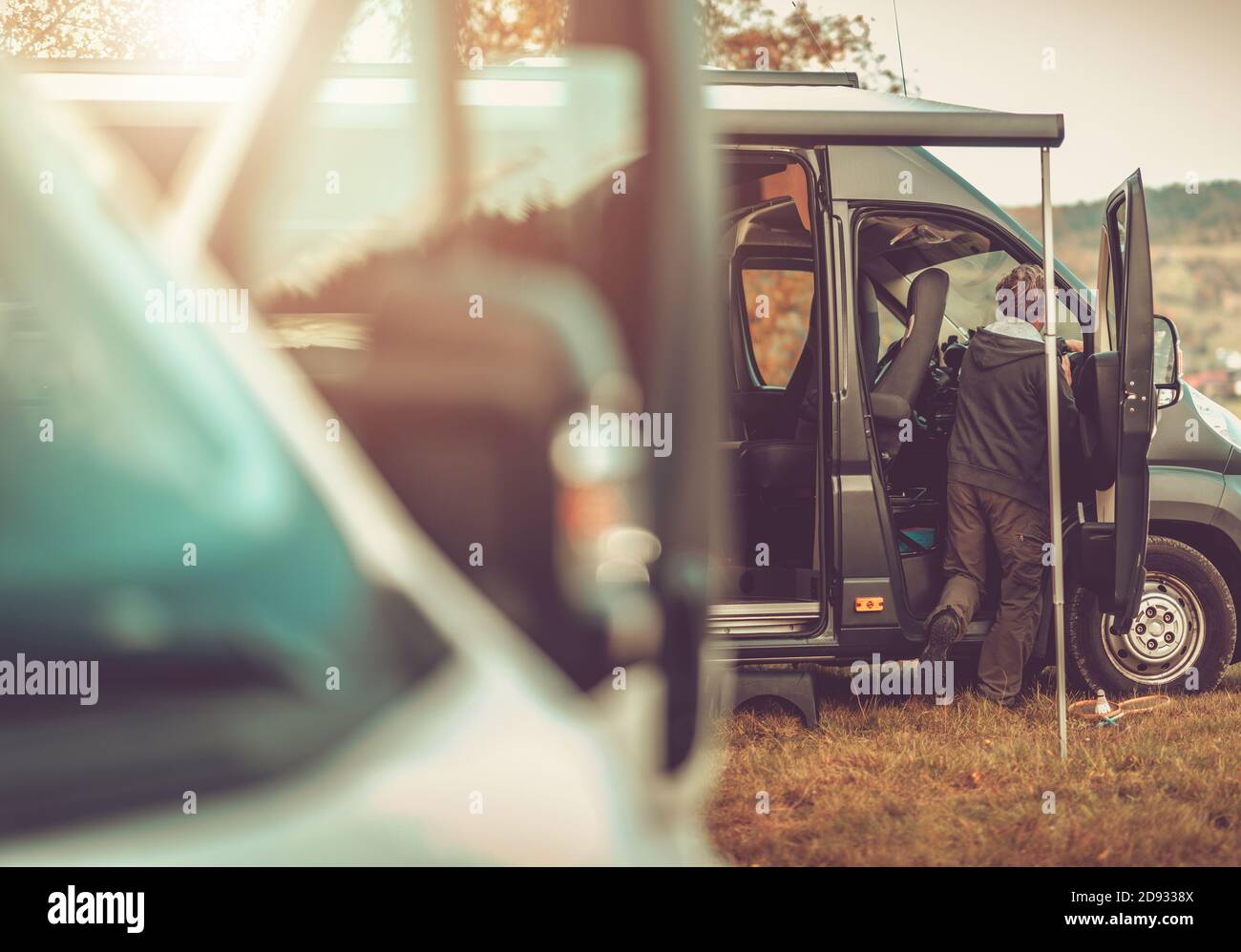 Tema van Life. Camper Vans vehículos recreativos RV Camping. Hombres caucásicos preparando su autocaravana. Foto de stock