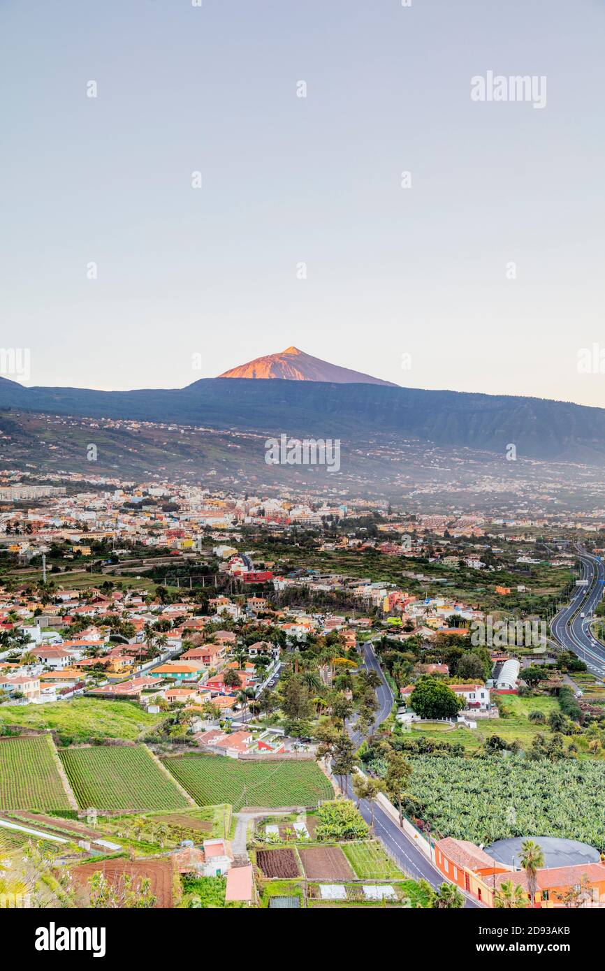 Europa, España, Islas Canarias, Tenerife, La Orotava y El Pico del Teide (3718m), la montaña más alta de España, la Unesco sitio Foto de stock