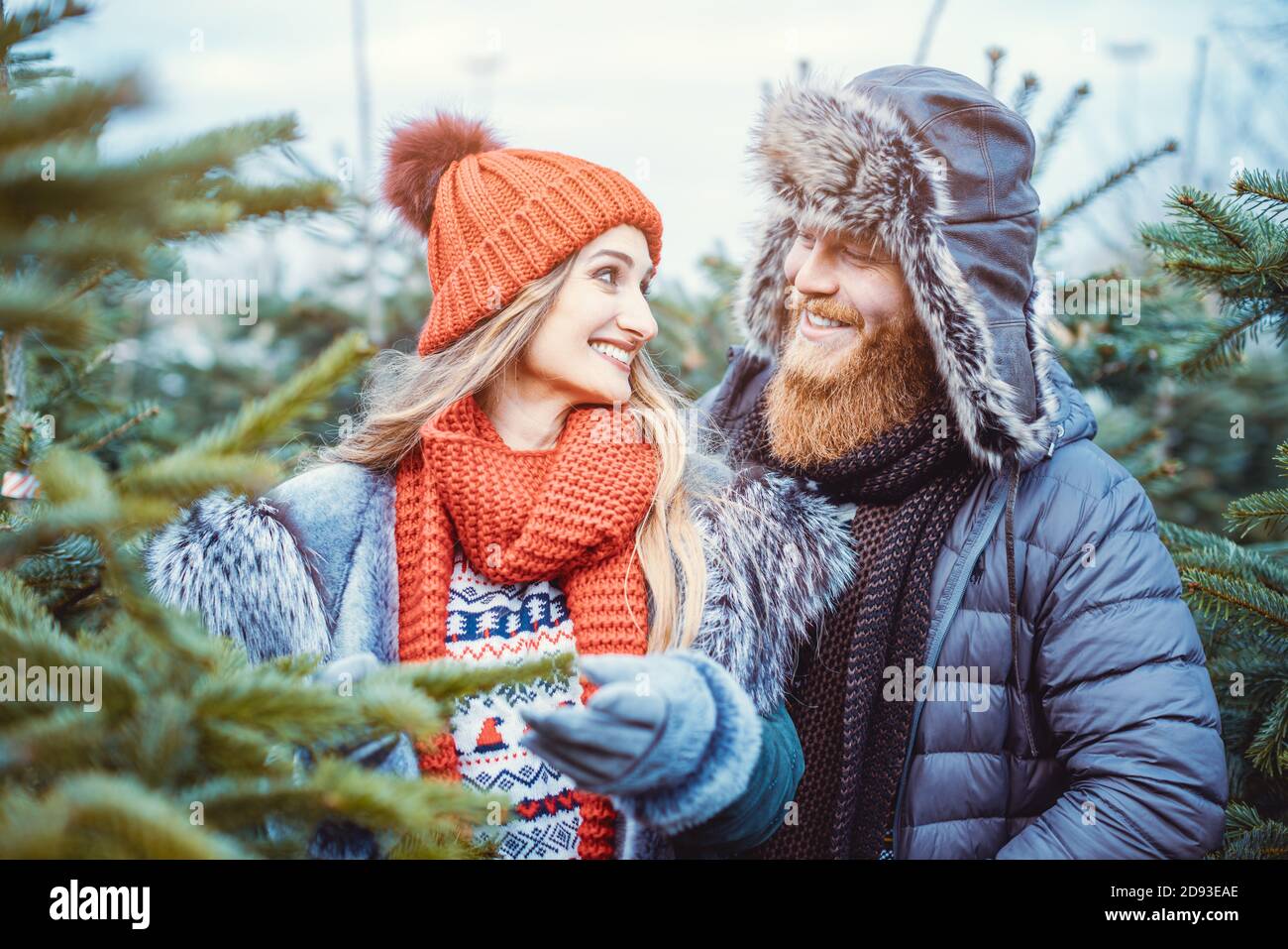 Par divirtiendo en el árbol de Navidad la venta Foto de stock