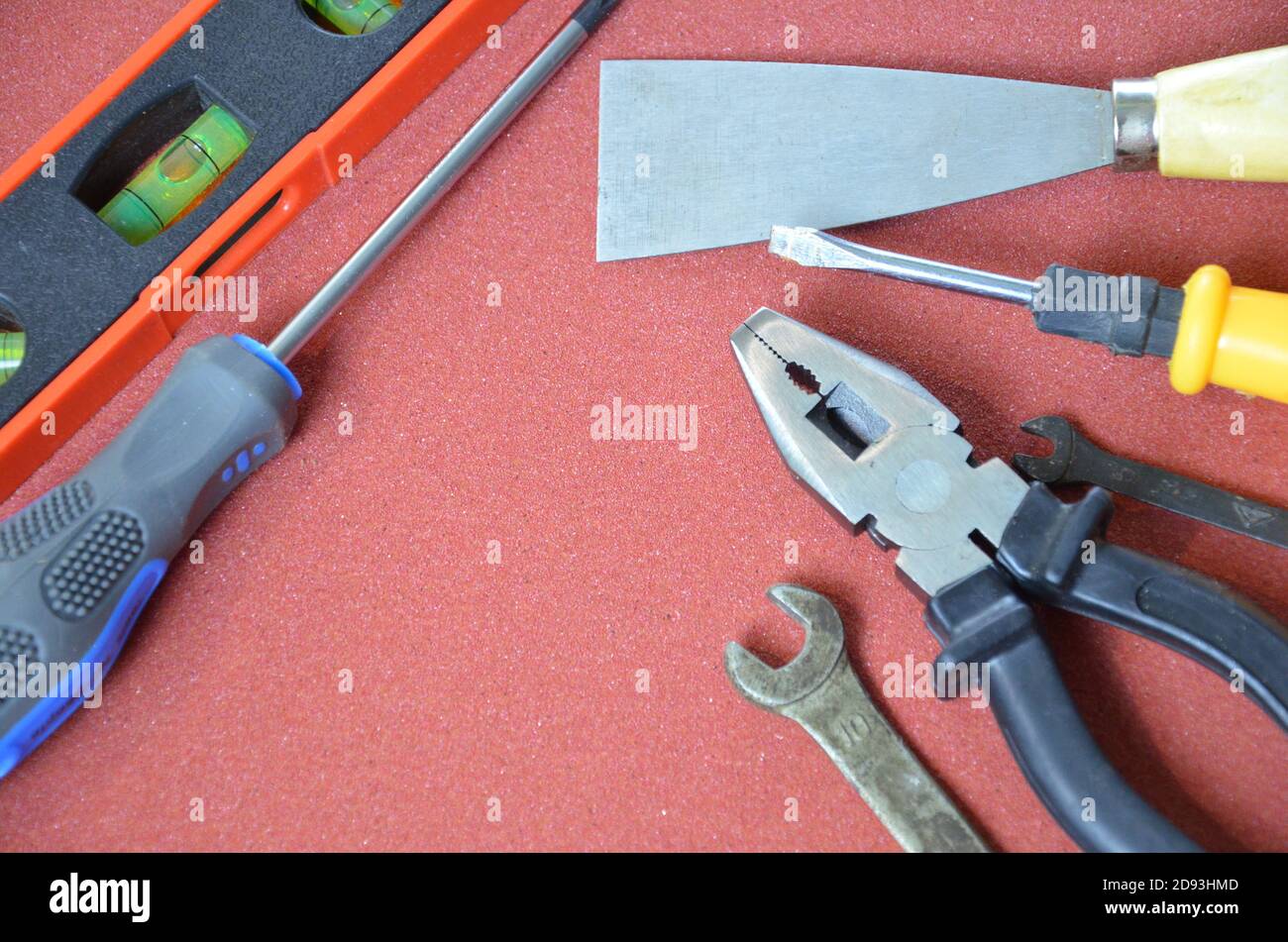 Vista superior de las herramientas de trabajo,llave,llave de  vaso,martillo,destornillador,alicates,taladro eléctrico,cinta métrica, escuadra maquinista sobre tabla de madera. Diseño plano Fotografía de stock  - Alamy