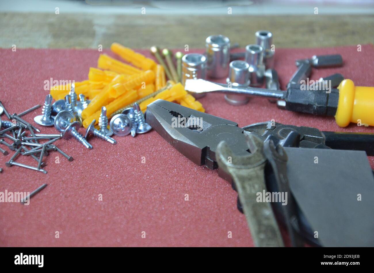 Vista superior de las herramientas de trabajo,llave,llave de  vaso,martillo,destornillador,alicates,taladro eléctrico,cinta métrica, escuadra maquinista sobre tabla de madera. Diseño plano Fotografía de stock  - Alamy