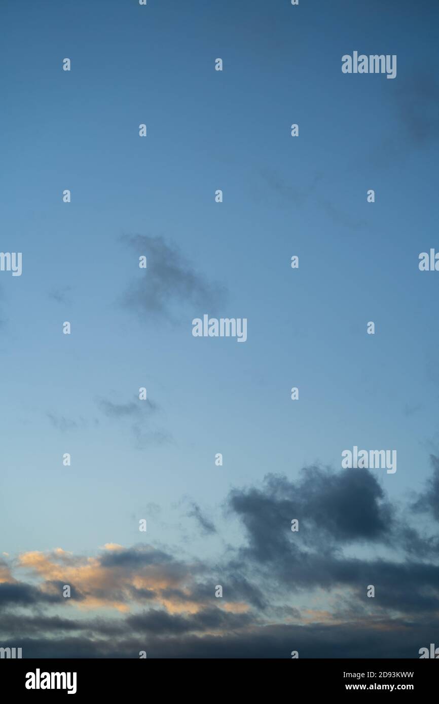 Imagen de fondo de cielo de alta resolución para su uso como sustituto del cielo. Orientación vertical. Foto de stock