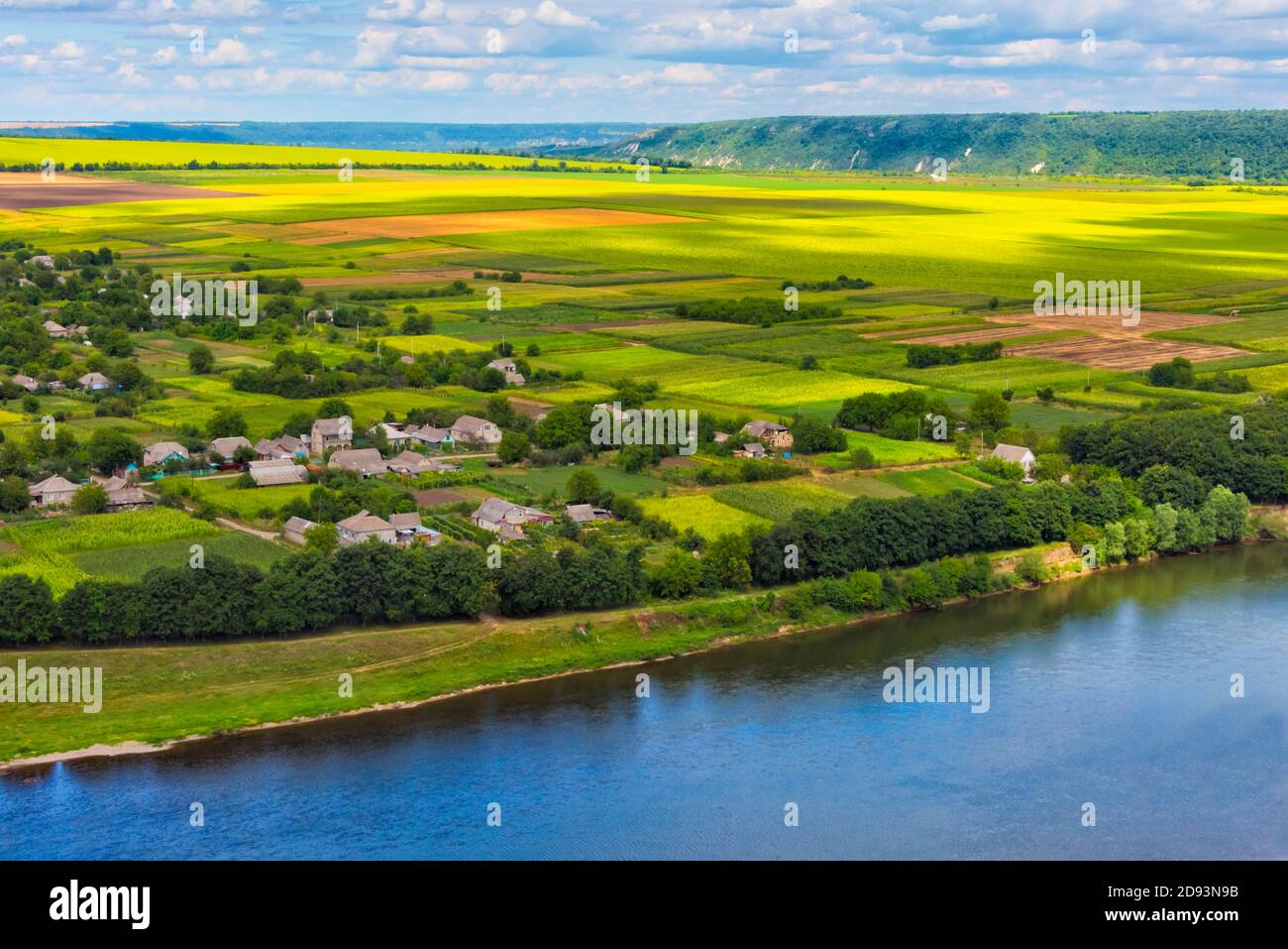 Pueblo y tierras de cultivo a lo largo del río Dniester, Soroca, Moldavia Foto de stock