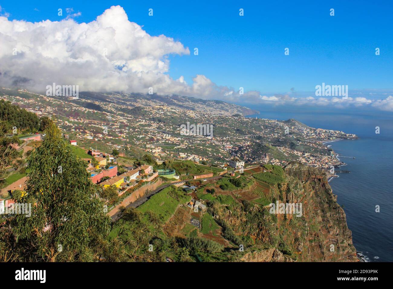 Vista aérea del paisaje de la isla de Madeira, Portugal, en la costa del Océano Atlántico. Una de las principales atracciones turísticas portuguesas. Casas frente al mar en Foto de stock