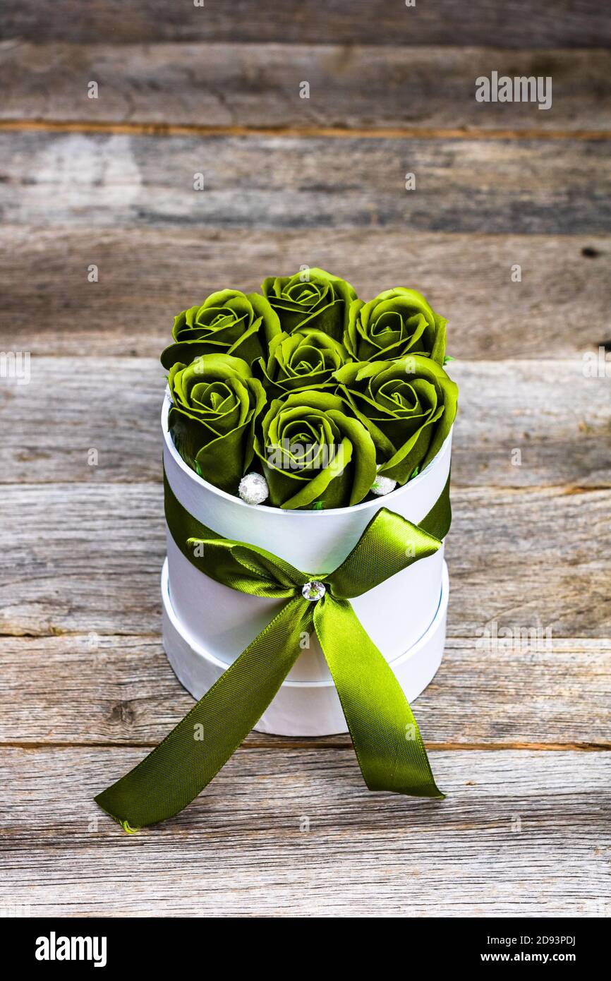 Rosas verdes en una caja redonda de lujo presente. Ramo de flores en una  caja de papel aislada Fotografía de stock - Alamy