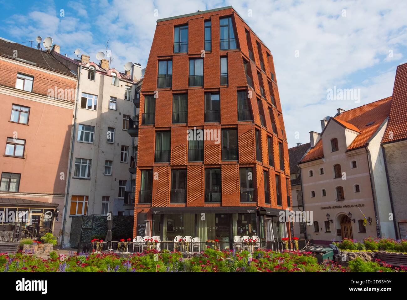 Nuevo edificio residencial de estilo arquitectónico en armonía con el casco antiguo, Riga, Letonia Foto de stock