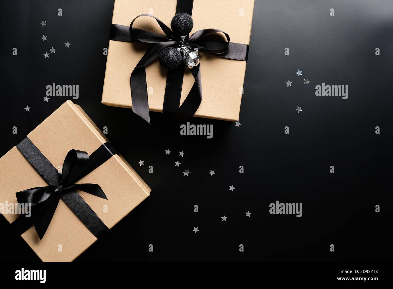 Cajas de cartón de regalo adornadas lazo negro y confeti sobre fondo negro. Regalo Navidad, año Nuevo concepto caja de regalo de - Alamy