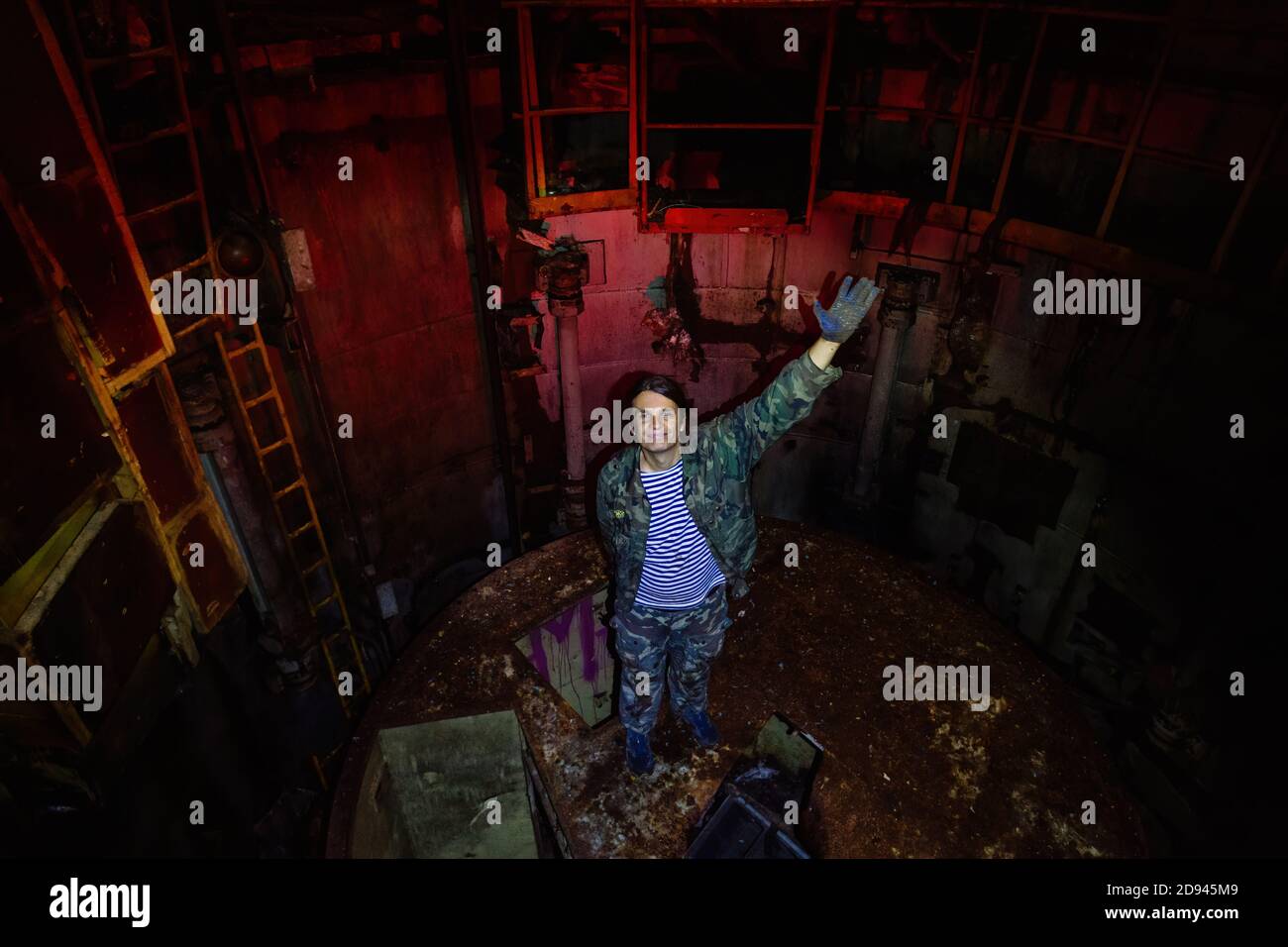 explorador urbano en el puesto de comando subterráneo de misiles abandonados Foto de stock