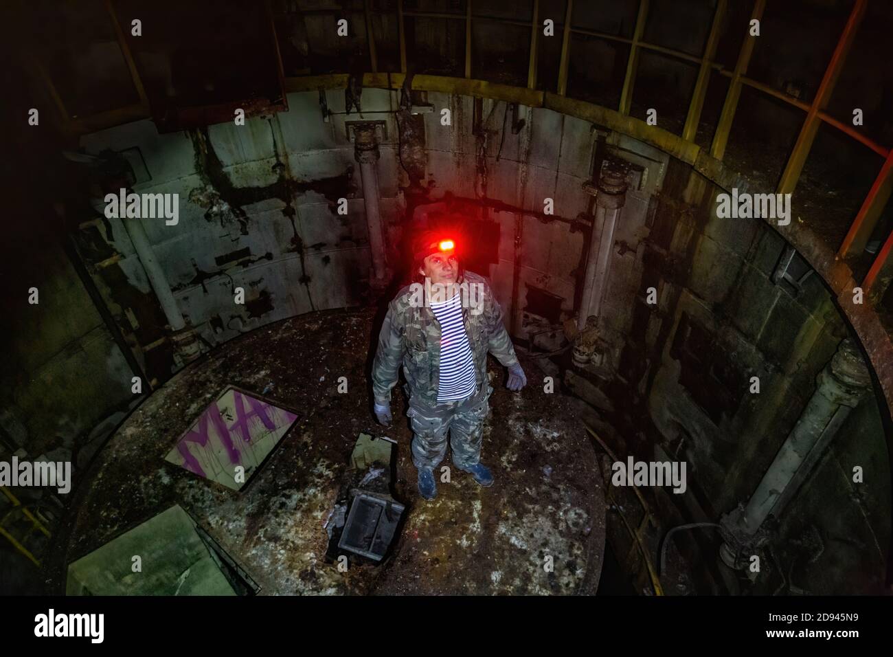 explorador urbano en el puesto de comando subterráneo de misiles abandonados Foto de stock