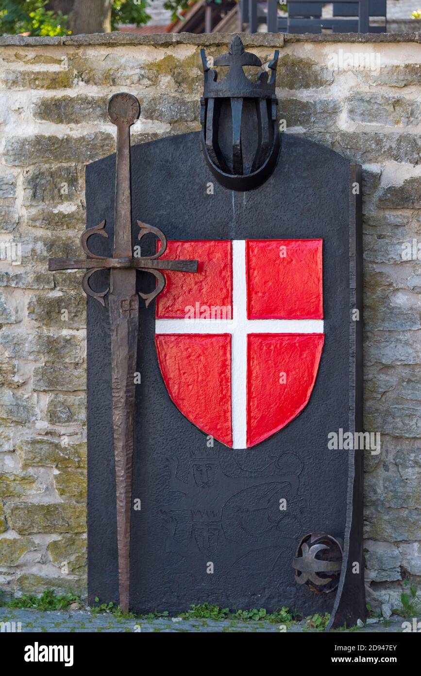 Escultura moderna de caballero medieval con casco, espada y escudo en el casco antiguo, Tallin, Estonia Foto de stock