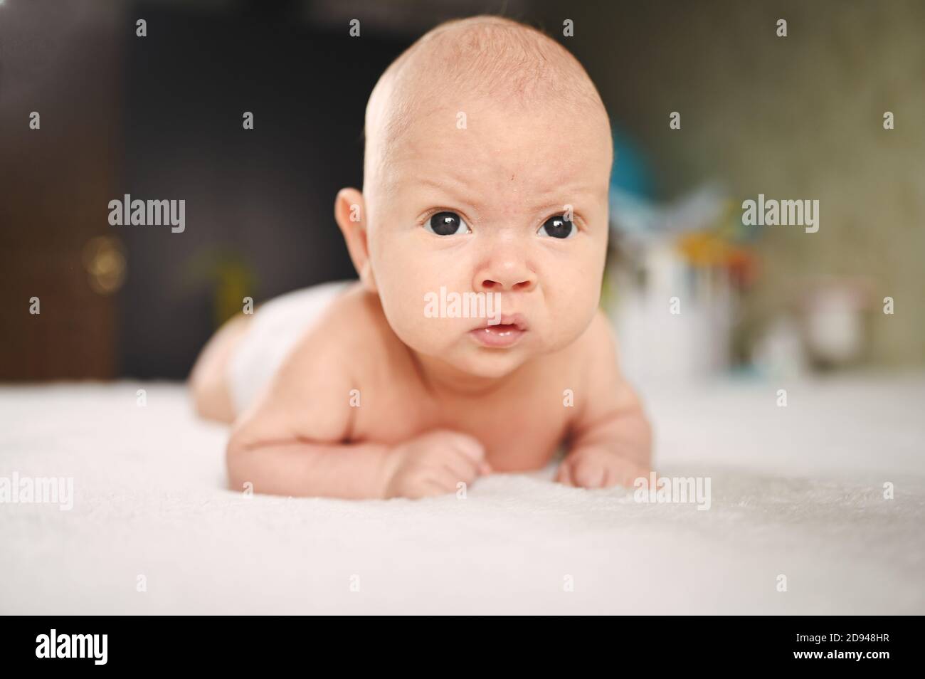 Una Adorable Bebé Recién Nacida En Una Manta Retrato De Un Hermoso Bebé Recién  Nacido Niña Recién Nacida En Cama Bebé Sano Poco D Imagen de archivo -  Imagen de poco, maternidad