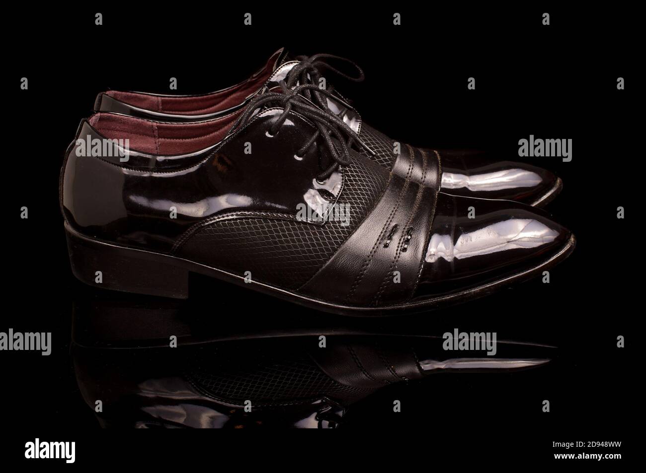 vulgar Planeta Montgomery Zapatos de hombre de negocios negros flacos de lujo aislados en la  oscuridad antecedentes Fotografía de stock - Alamy